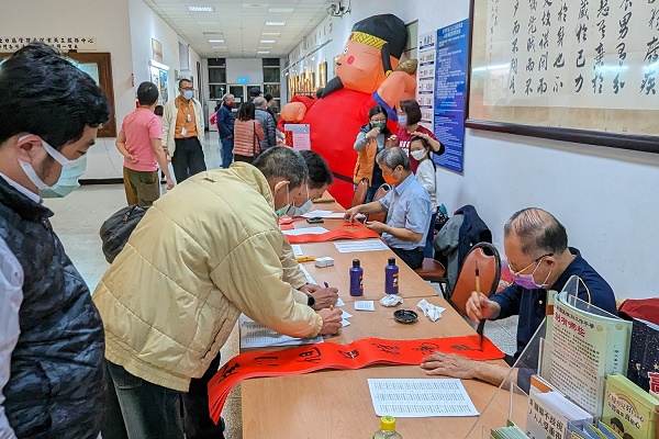 新春揮毫迎新年　園管局免費贈送春聯2